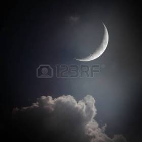 13103415-la-mitad-el-misterio-de-la-luna-creciente-en-el-cielo-nocturno-con-nubes